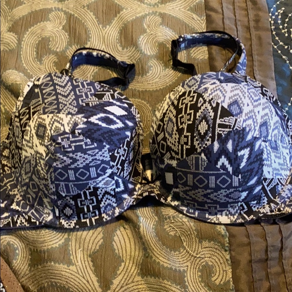 NWOT Cacique 42DD plunge bra